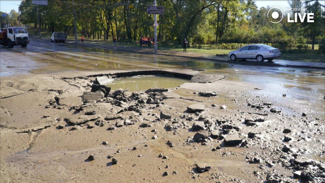 На Дорогожичах произошел прорыв трубопровода. Теперь известно, когда планируется его ремонт.