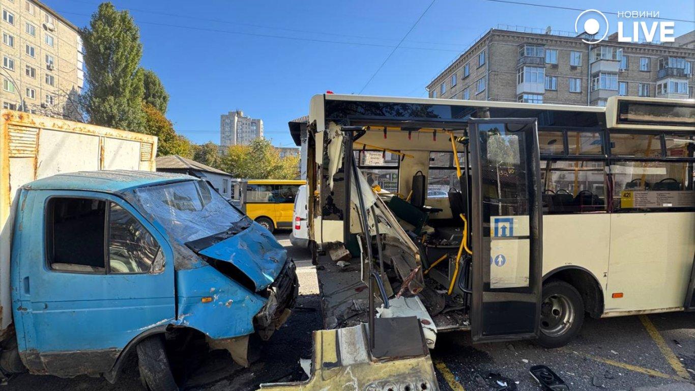 Наслідки зіткнення вантажівки та автобуса в Києві — фоторепортаж від Новини.LIVE.