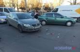 На перехресті в Миколаєві зіткнулися три автомобілі: одну з пасажирок забрала швидка допомога.