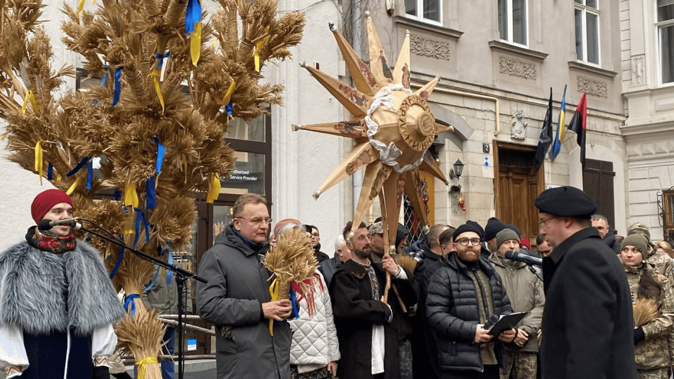 У Львові встановили головного різдвяного дідуха — фотозвіт.