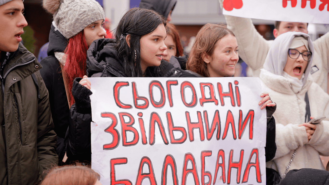 Вимагають повернути викладача — фоторепортаж з мітингу в КНУКіМ.