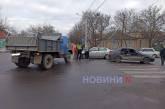 У Миколаєві на небезпечному перехресті сталося зіткнення між самоскидом і двома легковими автомобілями.