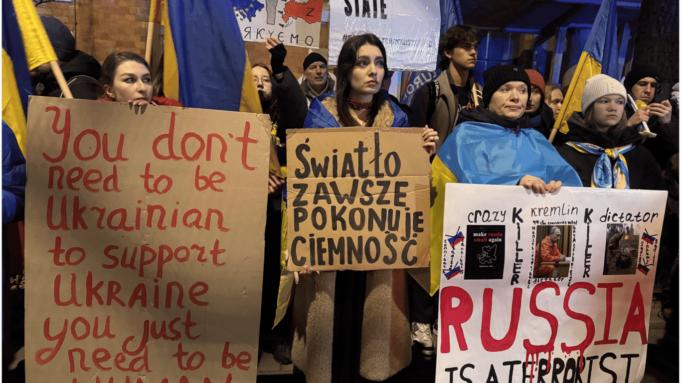 A rally was held in Warsaw to commemorate the anniversary of the great war in Ukraine.