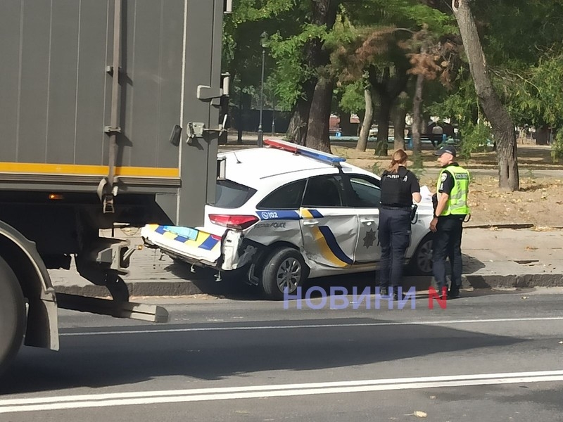 Автомобиль патрульной полиции столкнулся с ВАЗом в центре Николаева (фото)