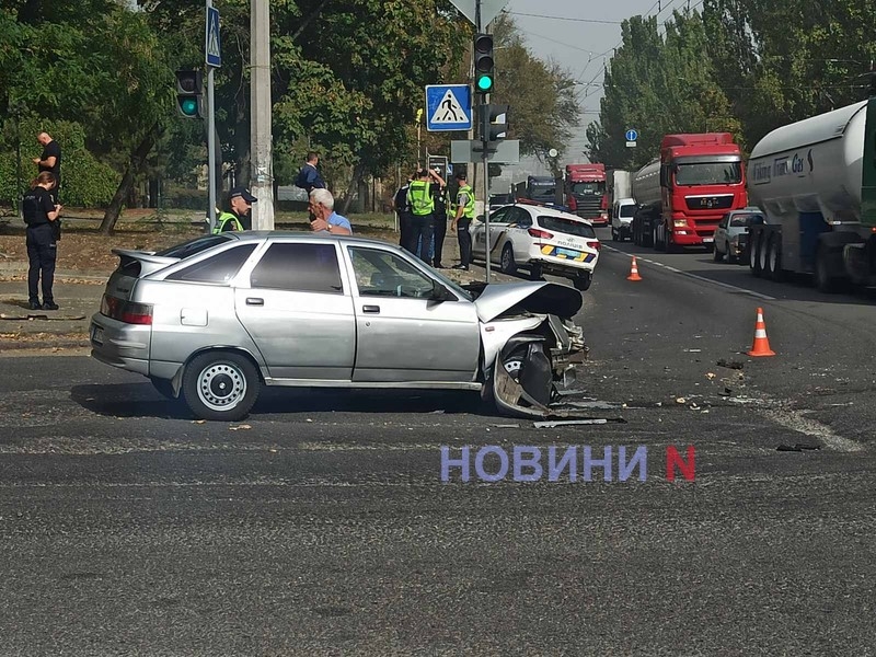 Автомобиль патрульной полиции столкнулся с ВАЗом в центре Николаева (фото)