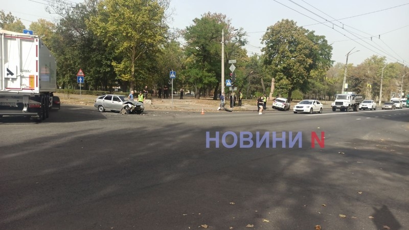 Автомобиль патрульной полиции столкнулся с ВАЗом в центре Николаева (фото)