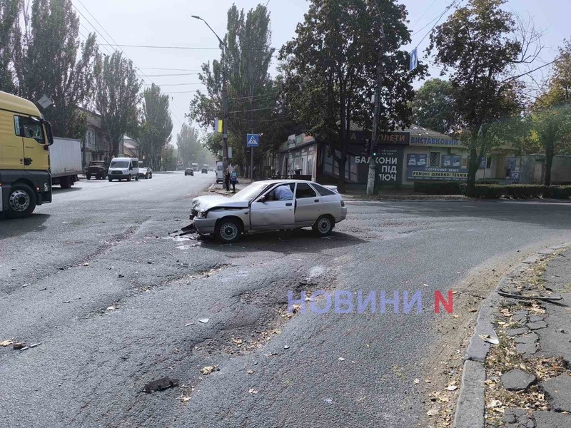 Автомобиль патрульной полиции столкнулся с ВАЗом в центре Николаева (фото)