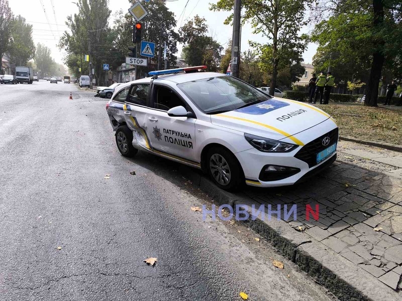 Автомобиль патрульной полиции столкнулся с ВАЗом в центре Николаева (фото)