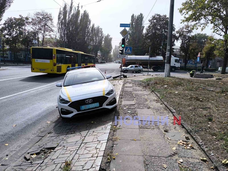 Автомобиль патрульной полиции столкнулся с ВАЗом в центре Николаева (фото)