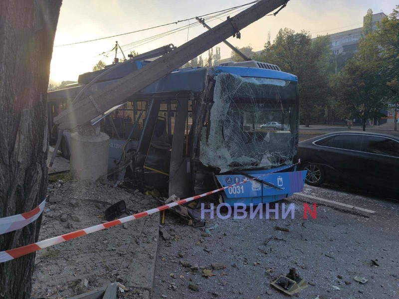 В центре Николаева троллейбус врезался в столб: 6 пострадавших, из них 3 детей