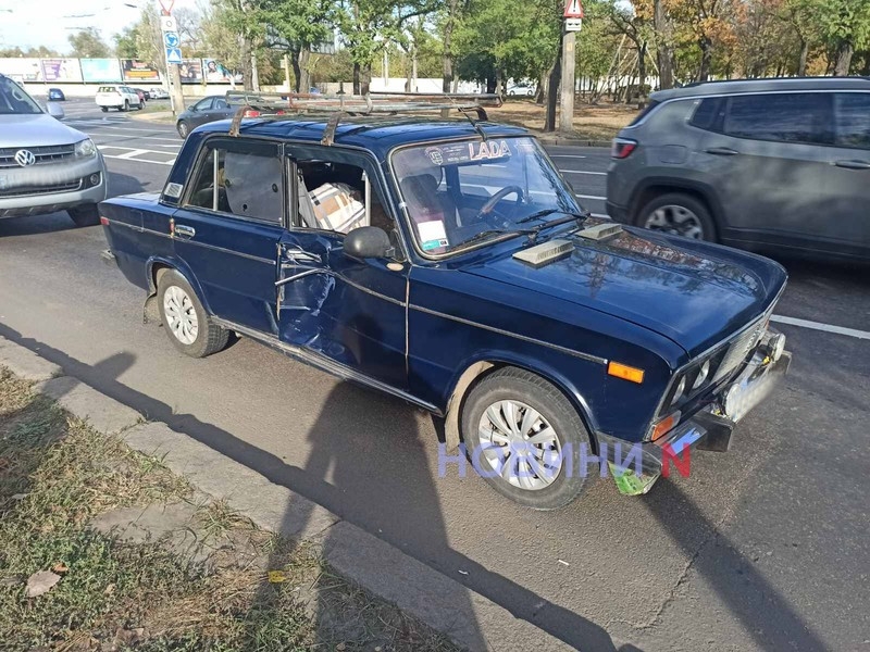 «Вылетел» на кольцо и врезался в пассажирскую дверь: в Николаеве столкнулись два ВАЗа