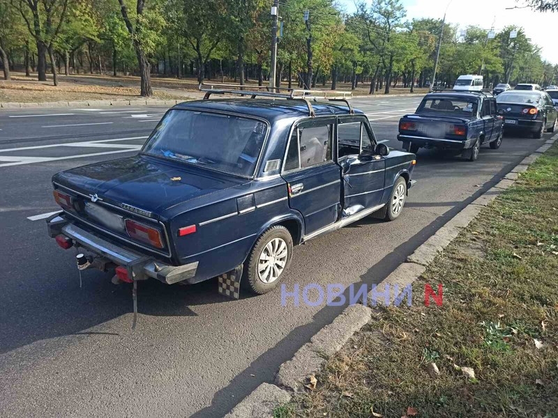 «Вылетел» на кольцо и врезался в пассажирскую дверь: в Николаеве столкнулись два ВАЗа