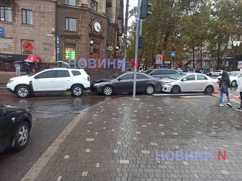 Центр Николаева в пробке: на Соборной столкнулись три автомобиля