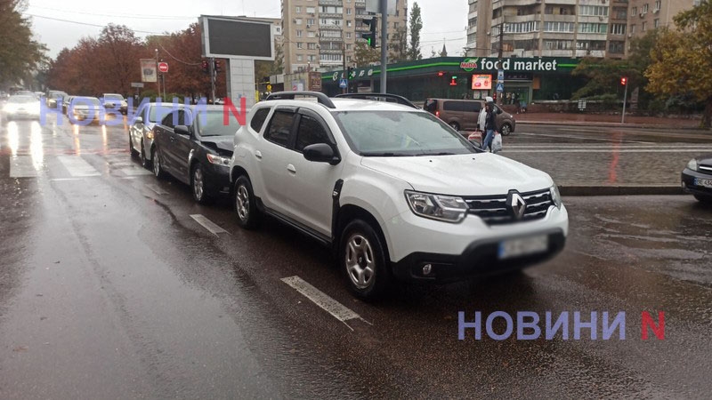 Центр Николаева в пробке: на Соборной столкнулись три автомобиля