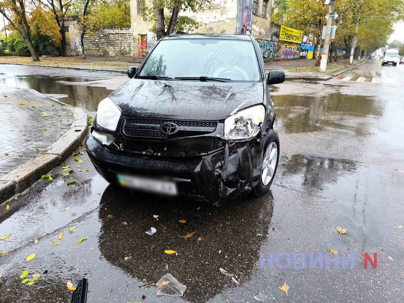 В центре Николаева Toyota въехала в городской автобус