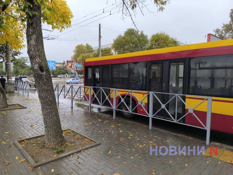 В центре Николаева Toyota въехала в городской автобус