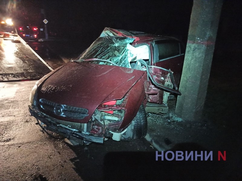 В ГСЧС сообщили подробности ДТП в Николаеве, в котором водителя зажало в авто