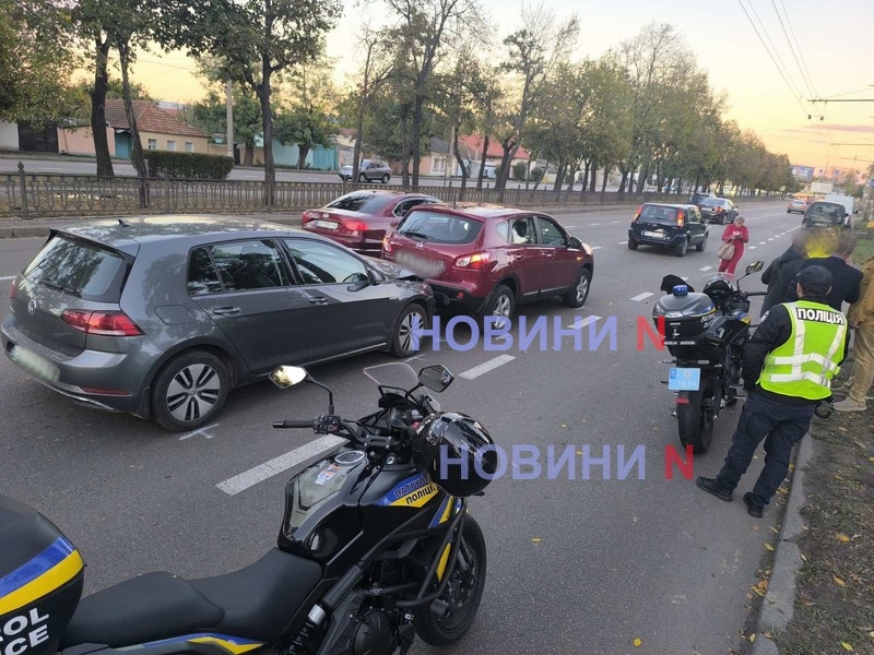 На проспекте в Николаеве столкнулись три автомобиля