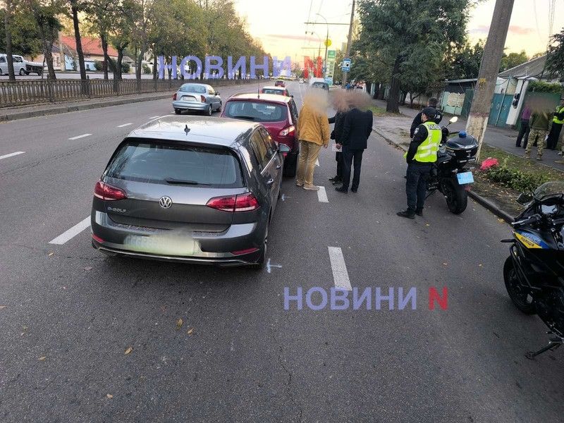 На проспекте в Николаеве столкнулись три автомобиля