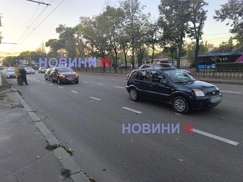 На проспекте в Николаеве столкнулись три автомобиля