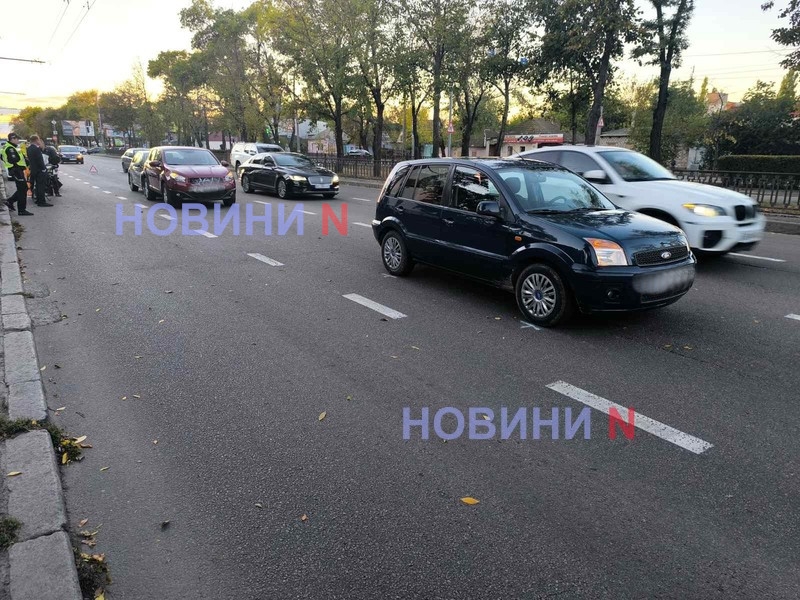 На проспекте в Николаеве столкнулись три автомобиля