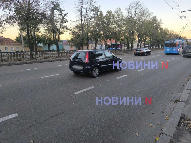 На проспекте в Николаеве столкнулись три автомобиля