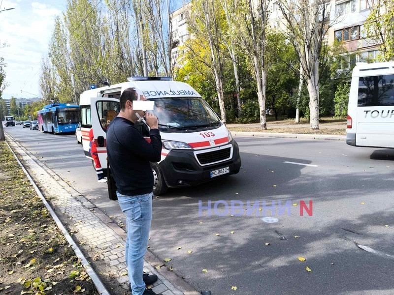 В Николаеве «Чери» врезался в припаркованную «Шкоду»: пострадал водитель