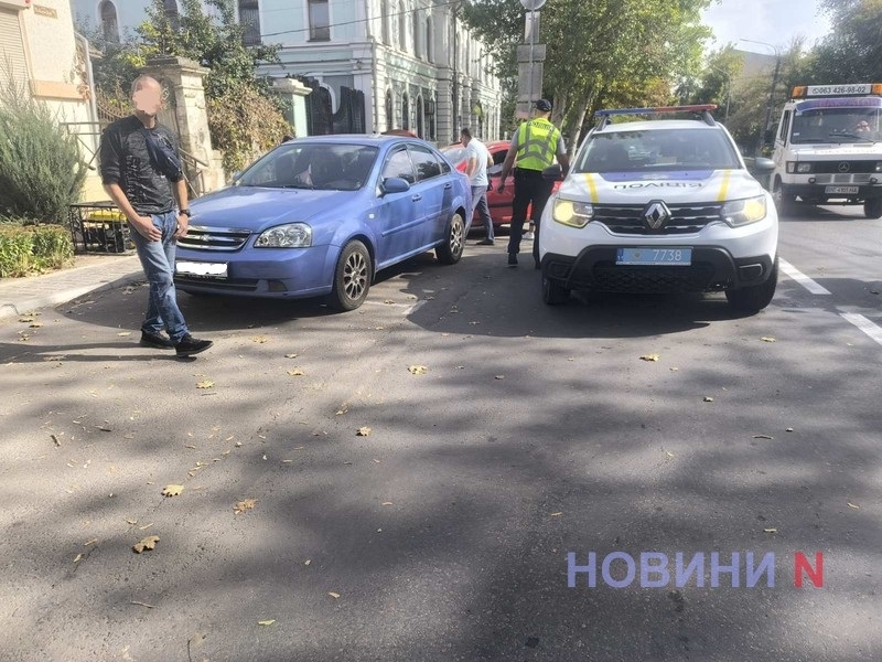 В центре Николаева «Шевроле», двигаясь задним ходом, столкнулся с «Джили»