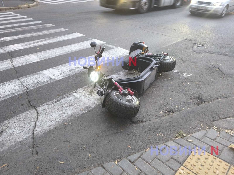 В центре Николаева автомобиль сбил электроскутер, ехавший по переходу