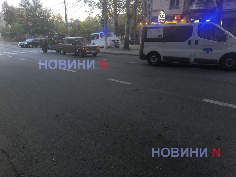 В центре Николаева автомобиль сбил электроскутер, ехавший по переходу