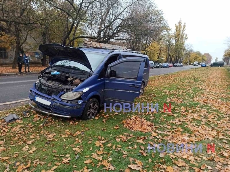 Автомобили слетели с дороги после ДТП в Николаеве: травмированы два человека