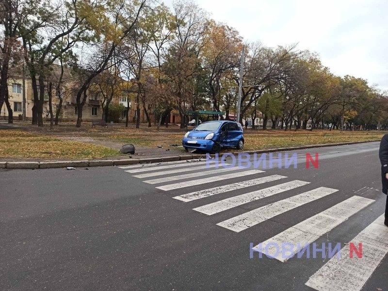 Автомобили слетели с дороги после ДТП в Николаеве: травмированы два человека