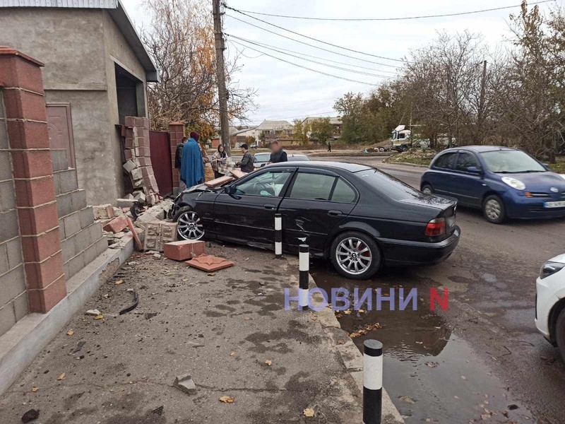 В Николаеве «БМВ» врезался в забор частного дома (фото)