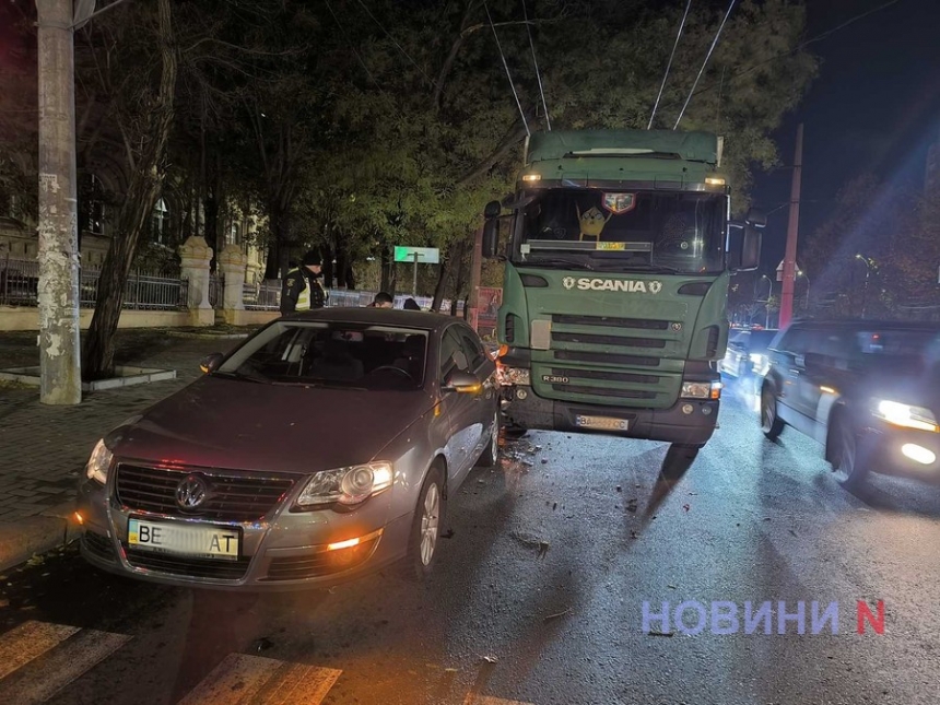 В центре Николаева столкнулись «Скания» и «Фольксваген»: образовалась огромная пробка