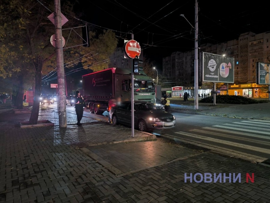 В центре Николаева столкнулись «Скания» и «Фольксваген»: образовалась огромная пробка