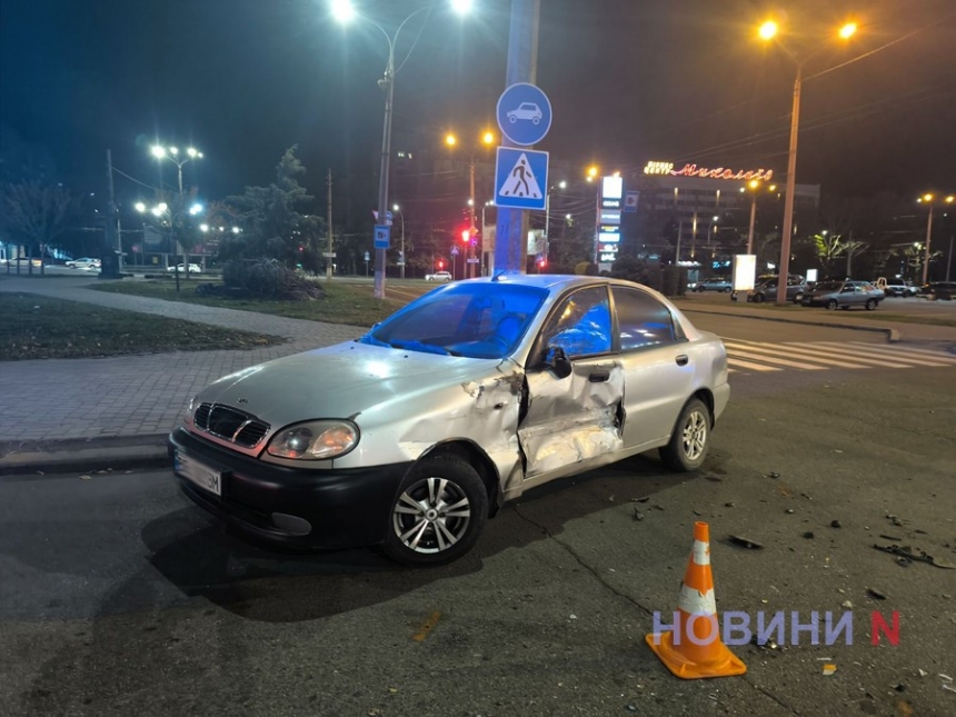 В центре Николаева «Лэндкрузер Прадо» протаранил «Ланос»: пострадал водитель