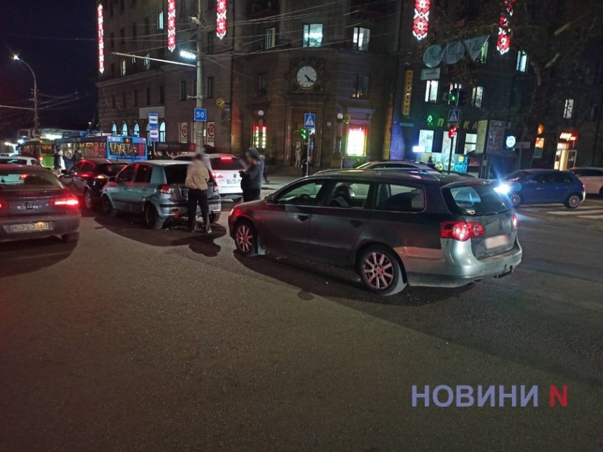 В центре Николаева столкнулись три автомобиля, возникла огромная пробка