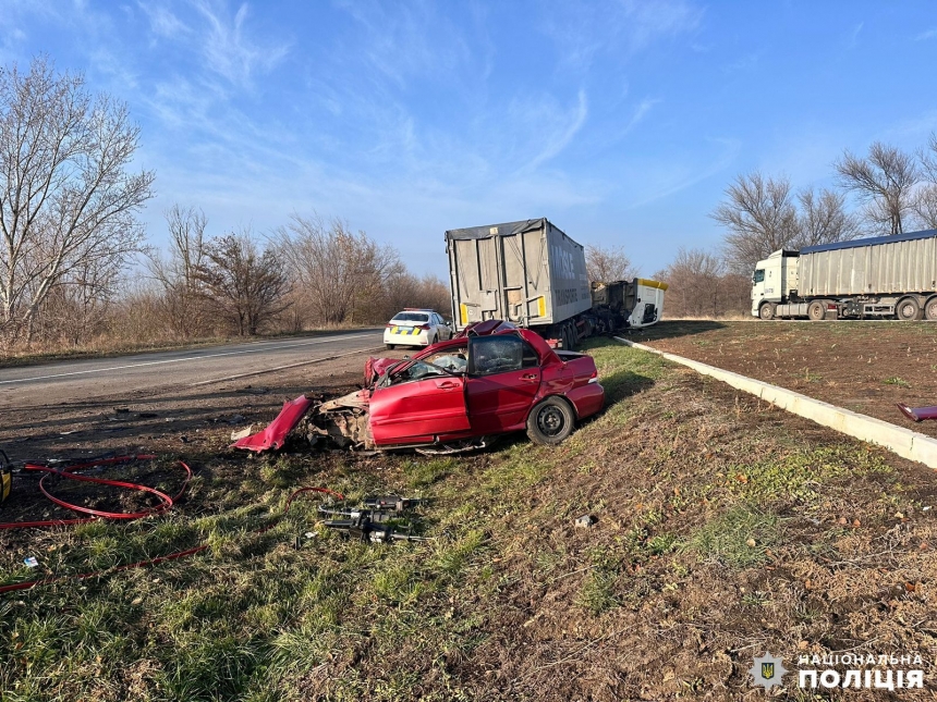 Смертельное ДТП в Николаевской области: легковушку раздавило, водитель погиб (фото)