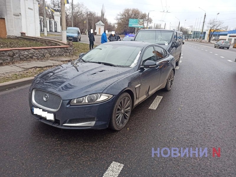 В Николаеве три автомобиля столкнулись, пропуская похоронную процессию