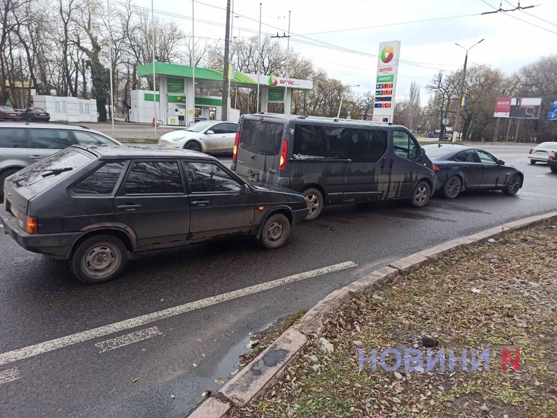 В Николаеве три автомобиля столкнулись, пропуская похоронную процессию