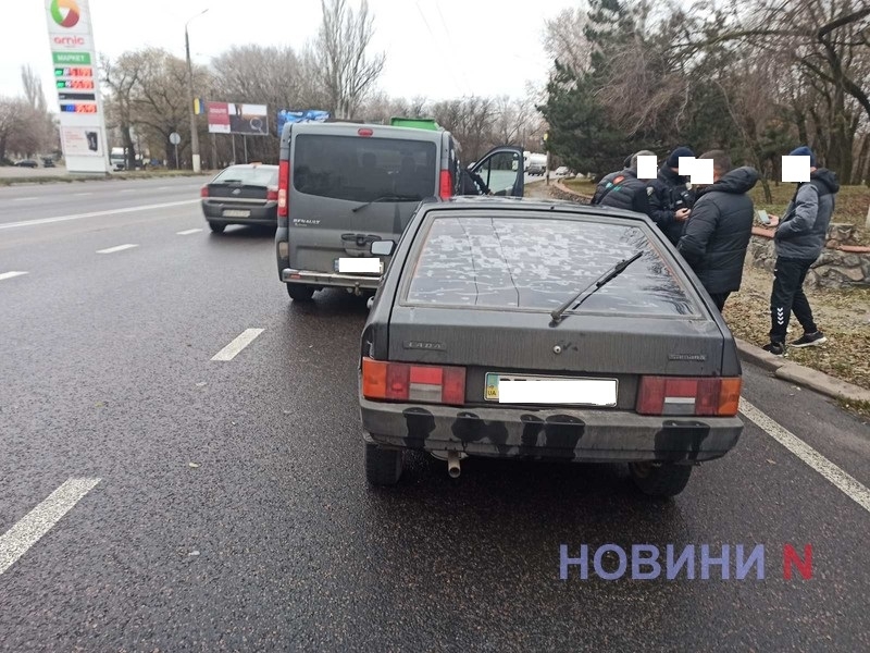 В Николаеве три автомобиля столкнулись, пропуская похоронную процессию