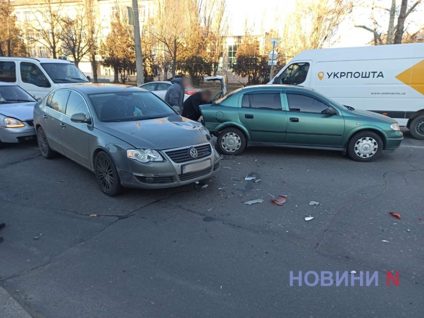 На перекрестке в Николаеве столкнулись три автомобиля: пассажирку увезла скорая