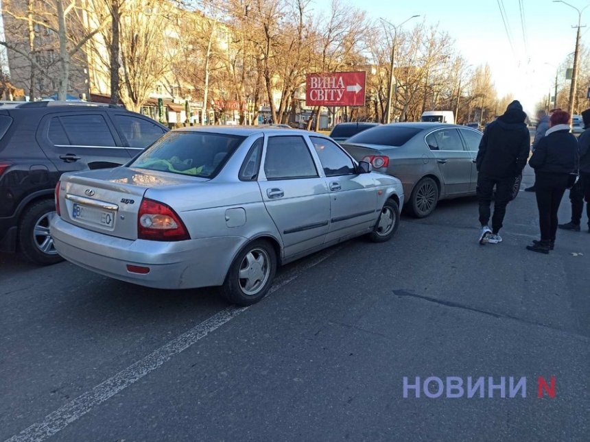 На перекрестке в Николаеве столкнулись три автомобиля: пассажирку увезла скорая