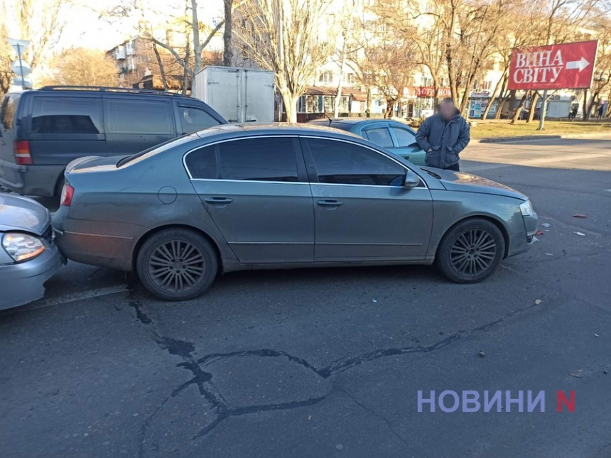 На перекрестке в Николаеве столкнулись три автомобиля: пассажирку увезла скорая