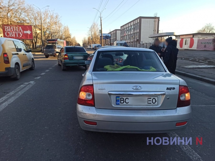 На перекрестке в Николаеве столкнулись три автомобиля: пассажирку увезла скорая