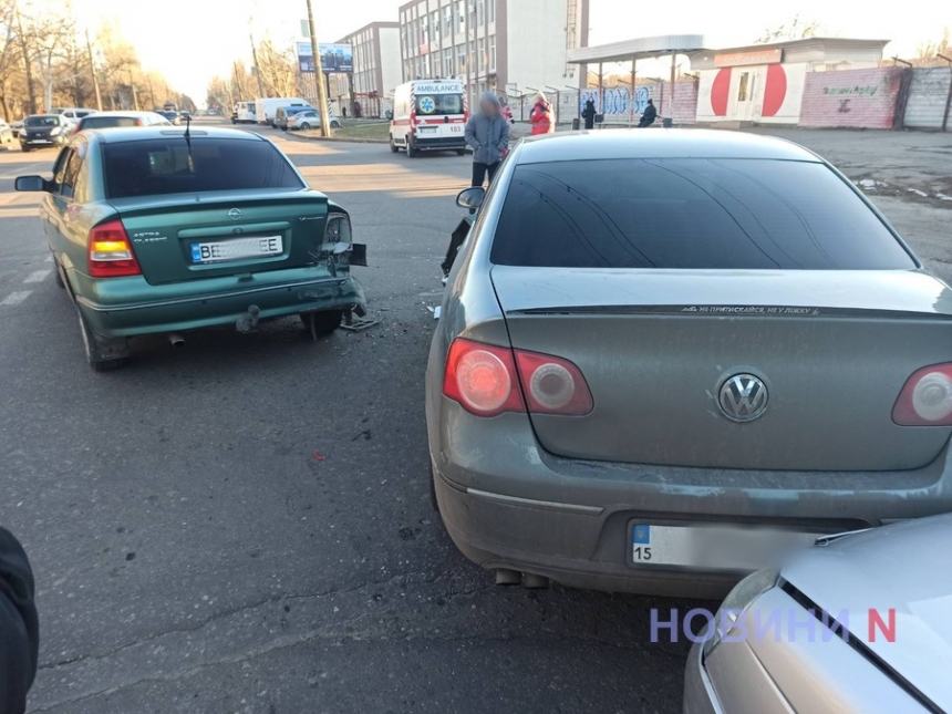 На перекрестке в Николаеве столкнулись три автомобиля: пассажирку увезла скорая