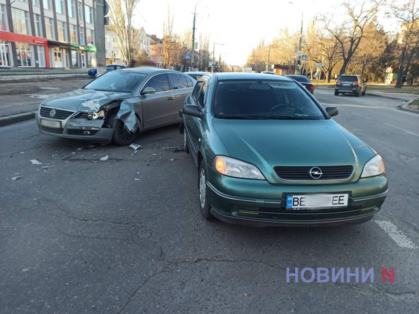 На перекрестке в Николаеве столкнулись три автомобиля: пассажирку увезла скорая