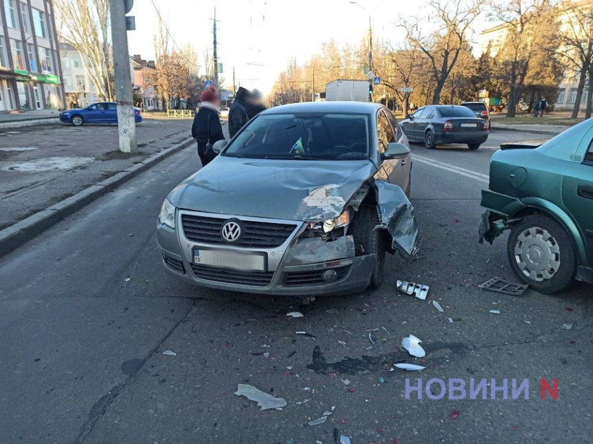 На перекрестке в Николаеве столкнулись три автомобиля: пассажирку увезла скорая