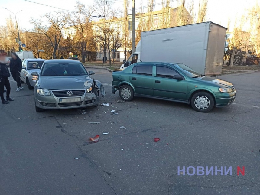 На перекрестке в Николаеве столкнулись три автомобиля: пассажирку увезла скорая