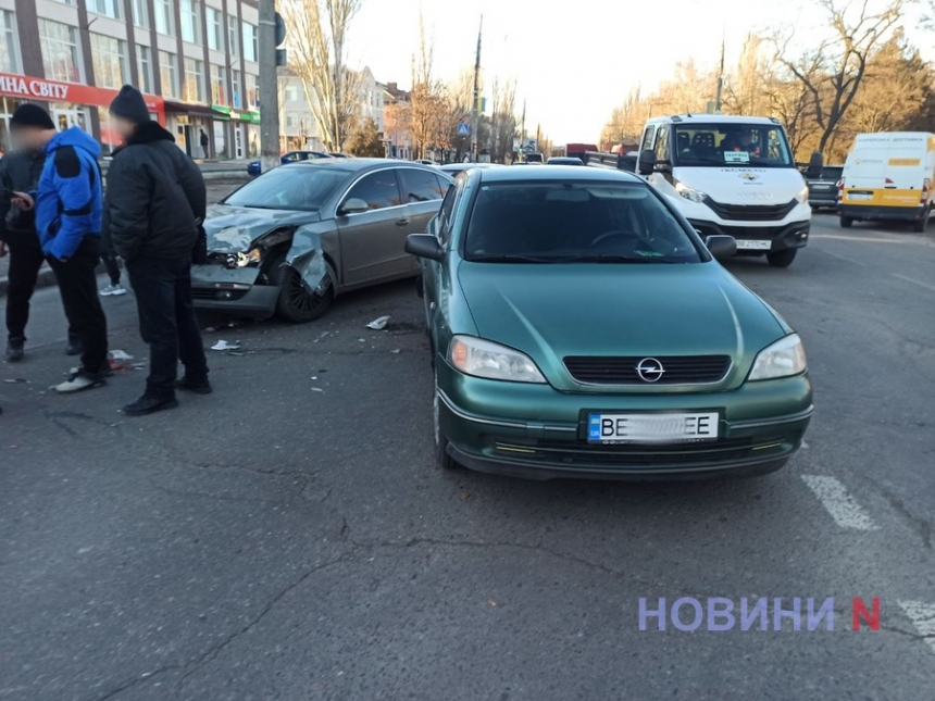 На перекрестке в Николаеве столкнулись три автомобиля: пассажирку увезла скорая